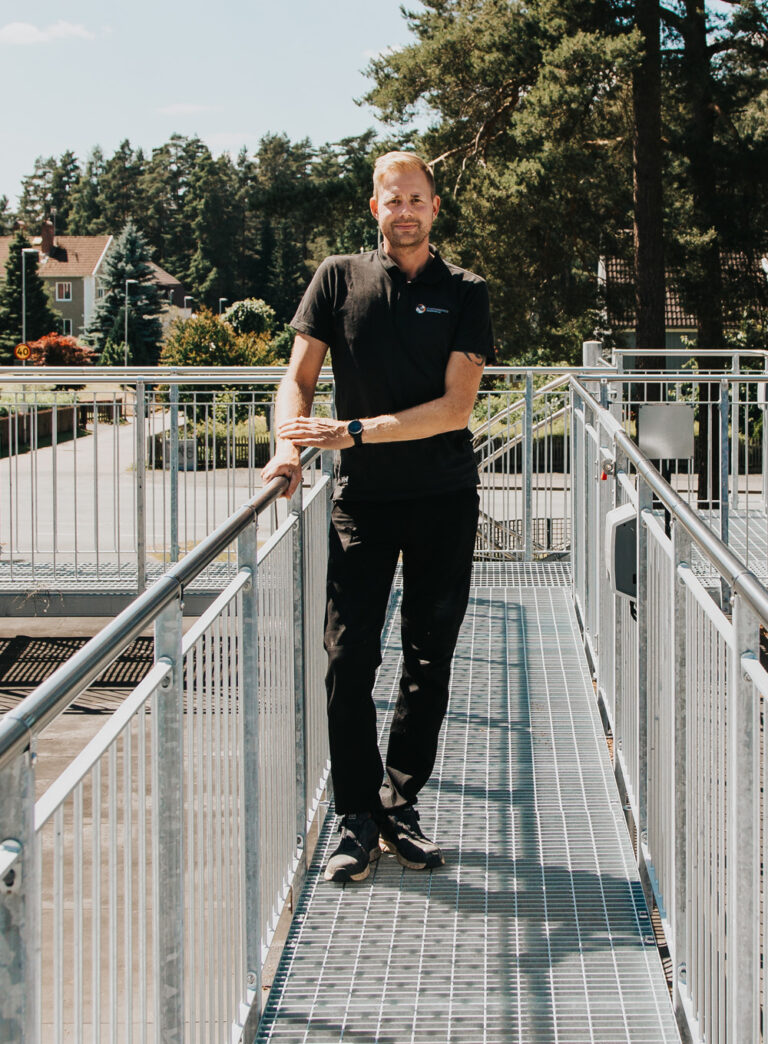 Mattias Jonsson på gangbanen som er en del av den trygge rømningsveien fra taket på skolen